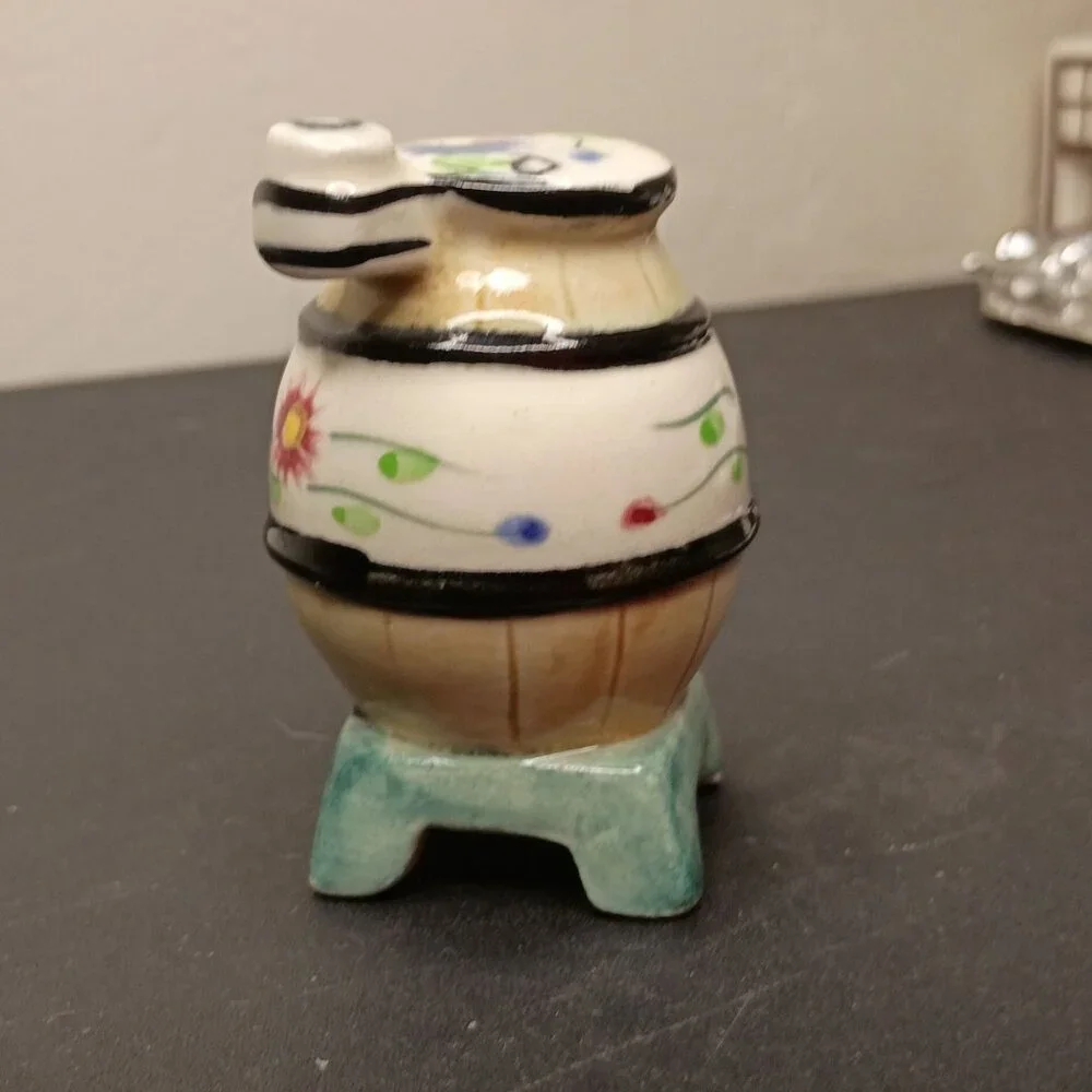 Vtg Napco Ceramics Pot Belly Stove Salt or Pepper Shaker Set Japan